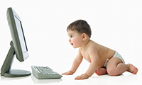 egy kisbaba bámul egy számítógép képernyőt